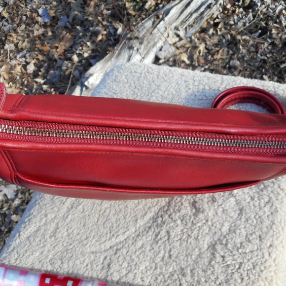 Vintage Coach Slim Duffle #9060 cross-body / Shoulder bag from 1998 in Red - Picture 5 of 13